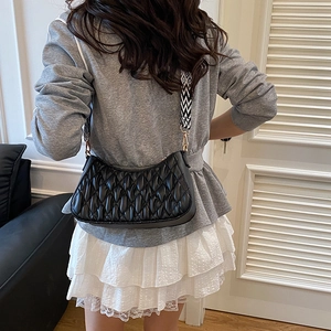 Sac sous le bras plissé noir chic avec une large bandoulière géométrique moderne