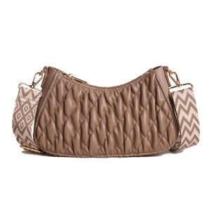Sac hobo marron plissé avec texture matelassée et large bandoulière tissée géométrique