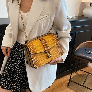 Yellow crocodile pattern flap bag with golden chain strap and metallic buckle