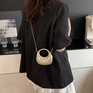 Mini-Umhängetasche in Gold mit Rautensteppung und rundem Griff für Damen