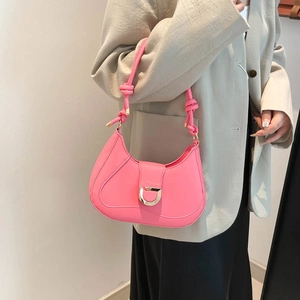 Sac sous le bras rose en demi-lune avec boucle D dorée et bandoulière à nœuds