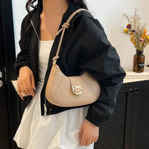 Sacoche selle beige en similicuir avec boucle dorée et bandoulière à nœud tendance