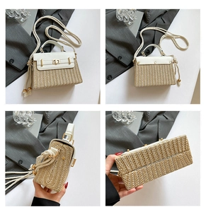 Vues détaillées du sac boîte en paille avec rabat en cuir blanc et fermoir rotatif doré