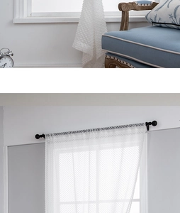 Dettaglio della tenda bianca a goccia di pioggia con elegante asta decorativa nera