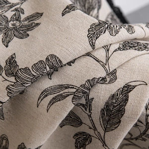 Rideau bohème en coton et lin avec imprimé floral noir sur tissu crème vue rapprochée