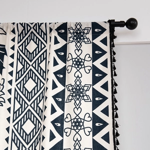 Tenda in stile americano in cotone e lino con nappe e motivi geometrici boho
