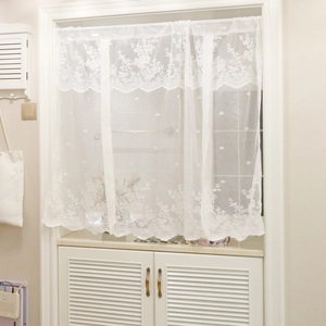 Tenda in pizzo bianco con ricami floreali e bordo smerlato per decorazione casa