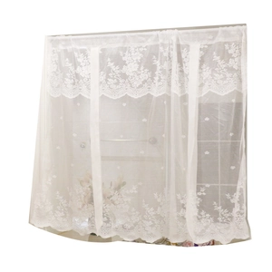 Tenda in pizzo bianco con ricami floreali e bordi smerlati per finestre piccole