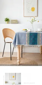 Détail de la nappe en coton et lin à motifs géométriques bleus et franges blanches