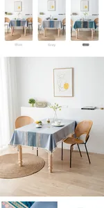Détail de nappe nordique avec pompons, motif jacquard et texture en coton et lin