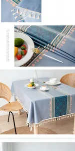 Détail de la nappe bohème bleue avec pompons blancs et motifs géométriques modernes