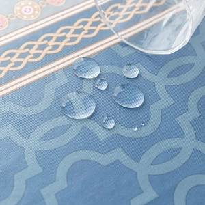 Nappe en PVC imperméable au motif géométrique bleu avec effet perlant des gouttes