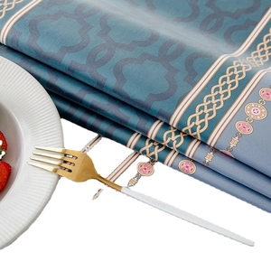 Nordische PVC-Tischdecke wasserdicht mit blauem Blumenmuster und goldenen Kettendetails