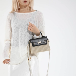 Sac boîte tissé en paille avec rabat en cuir noir et fermoir tournant doré élégant