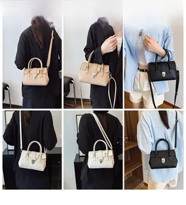 Modèle portant des sacs Boston tendance en coloris kaki, noir et blanc cassé