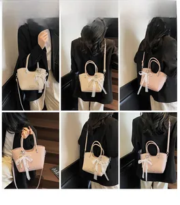 Sac fourre-tout en cuir litchi avec nœud en dentelle et perles en plusieurs vues de mode