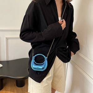 Bolso de mano azul eléctrico metalizado con cadena de acrílico y correa para banquetes