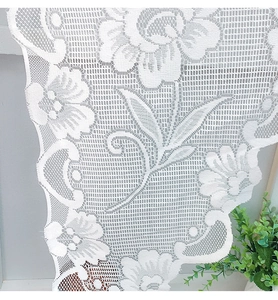 Dettaglio della tenda a pacchetto in pizzo bianco con trama jacquard e bordo smerlato