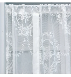 Detailopname van wit kantgordijn met fijne florale jacquardpatronen en mesh-textuur