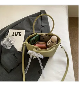 Détail de l'intérieur du sac cabas vert avocat montrant l'espace de rangement spacieux