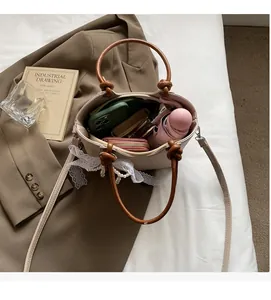 Vue de dessus de l'intérieur du sac seau crème montrant sa grande capacité de rangement