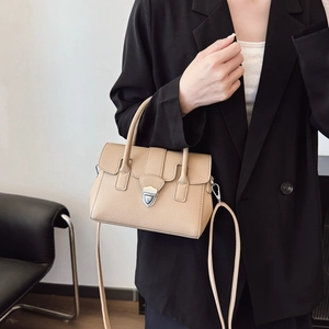 Sac Boston femme en cuir beige texturé avec fermoir argenté et bandoulière amovible