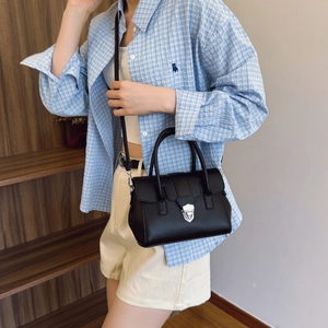 Sac Boston classique en cuir noir grainé avec fermoir argenté et bandoulière chic