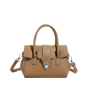 Sac à main Boston marron en cuir grainé avec boucle argentée et bandoulière amovible