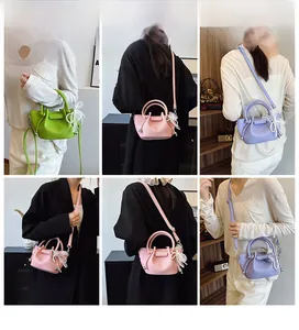 Détails du sac seau plissé en vert, rose et violet avec des breloques en perles