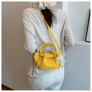 Mini sac seau jaune à motif litchi avec pendentif décoratif en perles et dentelle