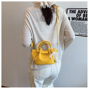 Sac seau jaune texture litchi avec pendentif perle dentelle et bandoulière amovible