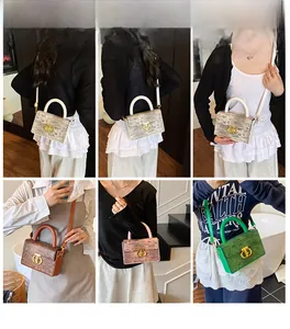 Dettaglio borsa a scatola da donna in quattro colori con texture metallica
