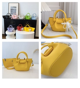 Détail du sac seau en cuir grainé avec poignée nouée et breloque noeud en perles