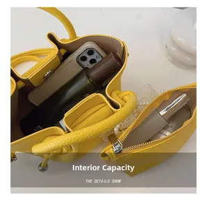 Vue intérieure montrant la grande capacité du sac seau en cuir grainé jaune vif