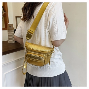 Dettaglio del marsupio oro metallizzato con tasche a zip e catenella decorativa