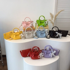 Sac seau plissé motif litchi en huit couleurs avec breloque nœud en dentelle et pochette