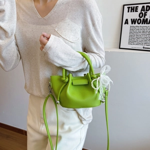 Sac seau vert vif en cuir grainé avec design plissé et breloque en dentelle de perles