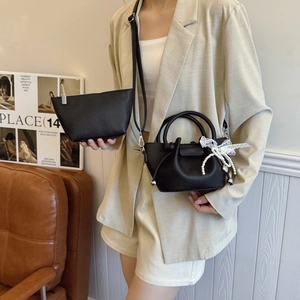 Sac seau en cuir motif litchi noir avec breloque perles dentelle et pochette