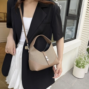 Sac à main tendance kaki contrasté avec tissu texturé en diagonale et boucle en métal argenté