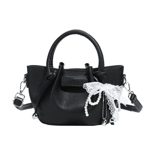 Sac seau noir grainé avec nœud en dentelle, perles et pendentif cœur argenté