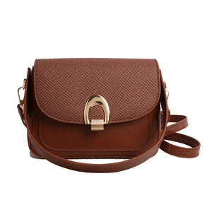 Sacoche marron minimaliste avec boucle en U dorée et rabat texturé élégant