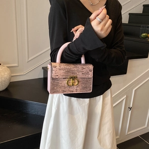 Elegante borsa a tracolla rosa motivo coccodrillo con finitura metallica e fibbia d'oro