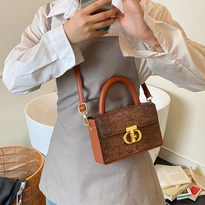 Borsa a mano vintage marrone con trama in pelle goffrata e fibbia in metallo oro