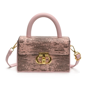 Borsa a mano rosa con trama animalier, fibbia dorata e tracolla regolabile
