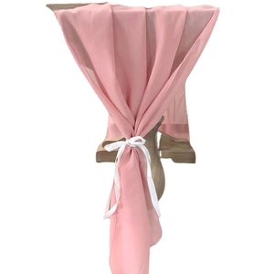 Chemin de table en mousseline rose poudré avec ruban blanc pour décor de mariage