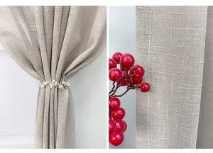 Detail eines eleganten Perlen-Vorhanghalters auf beigen Leinenvorhängen im modernen Stil