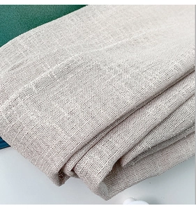 Nahaufnahme des hellbeige Baumwoll-Leinenstoffs mit detaillierter Webstruktur und Textur