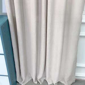 Minimalistischer Vorhang aus Baumwoll-Leinen in Beige mit natürlichem Faltenwurf