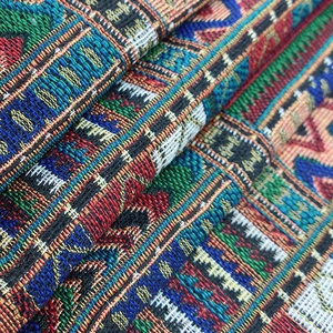 Chemin de table bohème avec motifs géométriques ethniques colorés et rayures