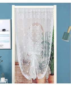 Détail du rideau en dentelle blanche avec broderie florale et embrasse ruban élégante